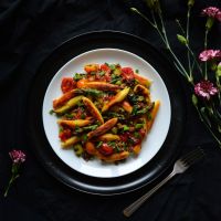 Kluski ziemniaczane z zielonymi szparagami, pomidorkami koktajlowymi i pieczenią cielęcą