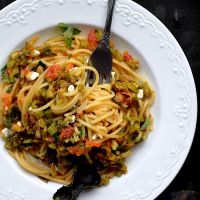 Spaghetti z pomidorami, młodym selerem naciowym i serkiem ziarnistym